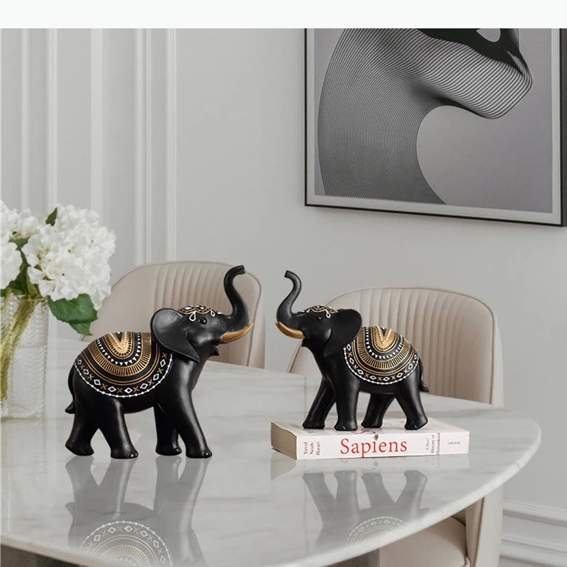décoration moderne deux éléphants figurines noir blanc motifs tribaux surfaces brillantes