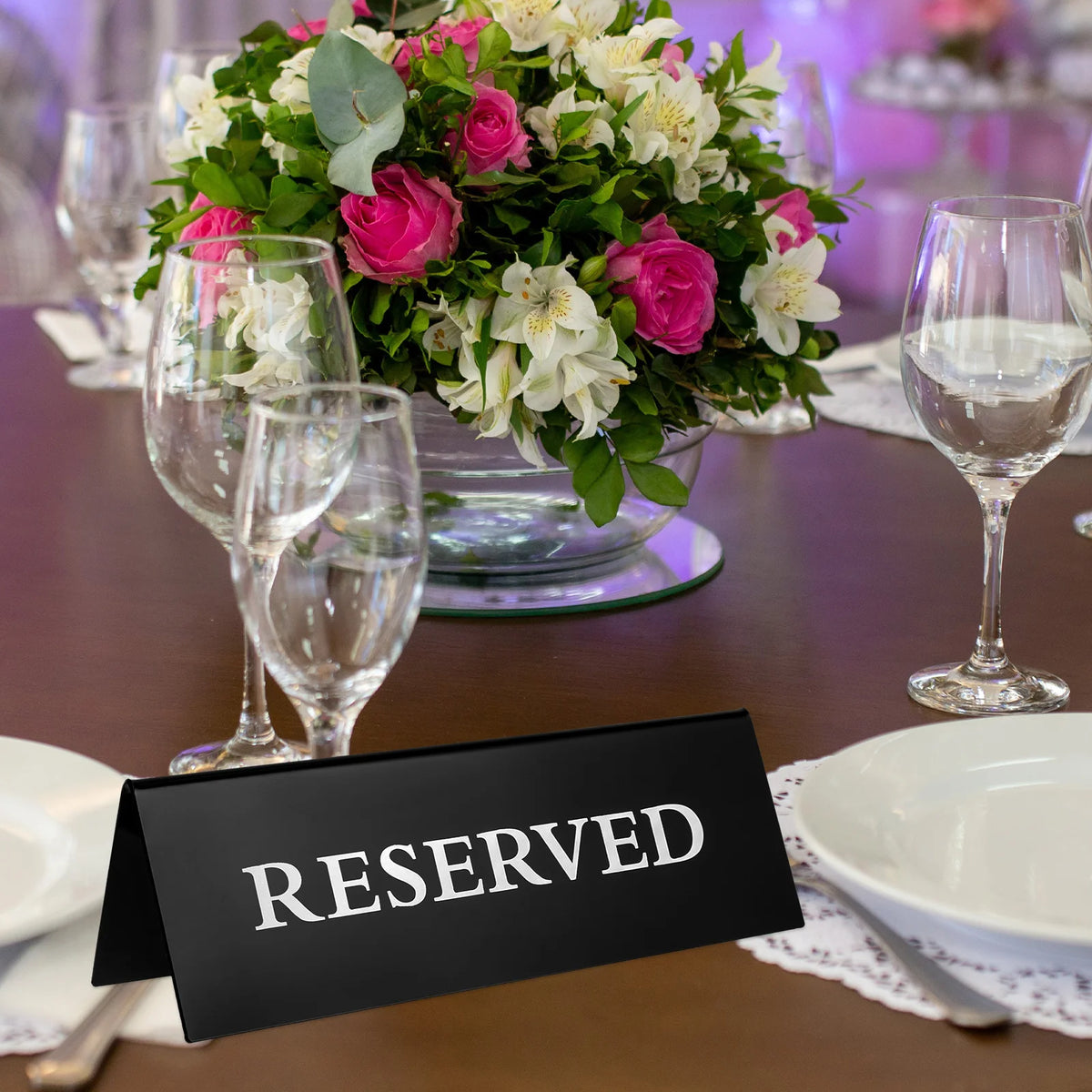 Panneau réservé acrylique noir posé sur une table de mariage