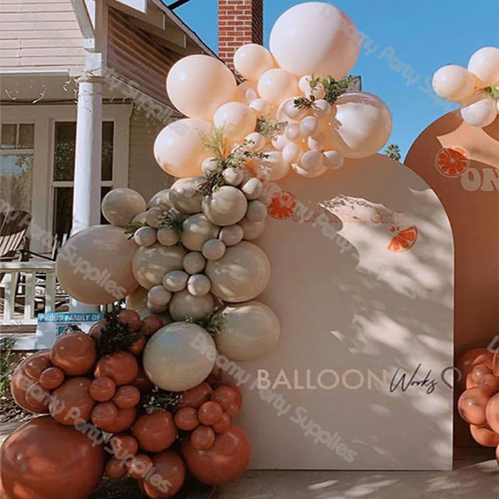Arc de ballons en terre cuite crème et abricot décoration boho