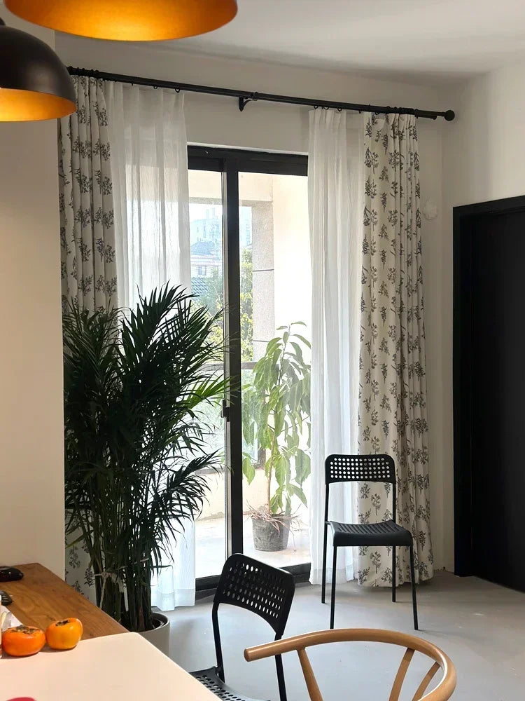 rideau moderne blanc gris fleurs noires motif végétal salon chambre fenêtre maison décoration
