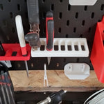 organiseur outils mural blanc noir rouge industriel panneau troué pince tournevis fixations