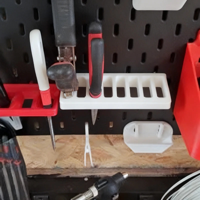 organiseur outils mural blanc noir rouge industriel panneau troué pince tournevis fixations