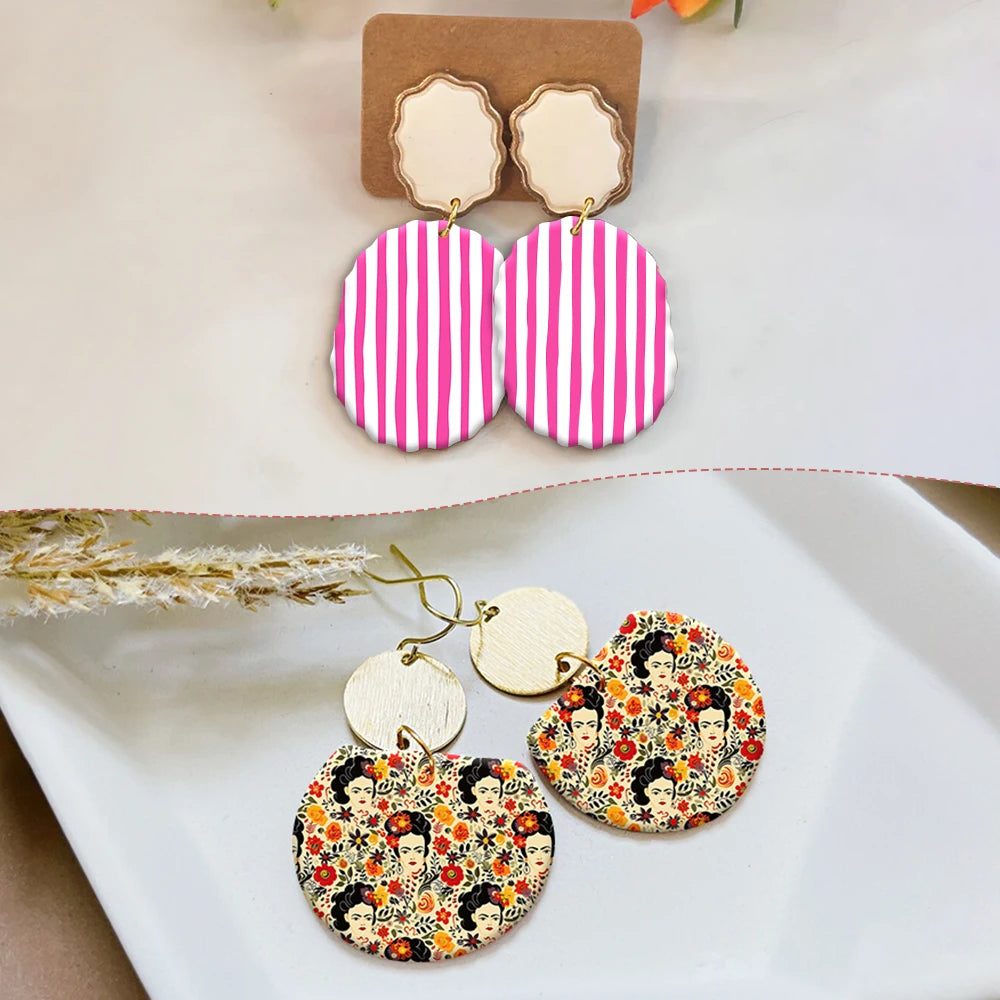 boucles d'oreilles modernes fleurs rayures palmiers abstraits couleur bleue verte rose blanche noire anneaux