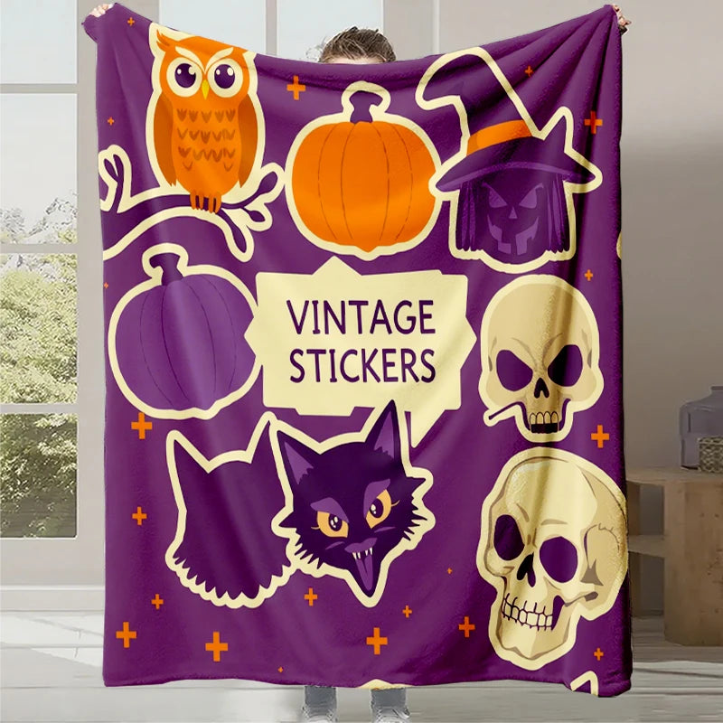 Couverture en violet avec des autocollants vintage Halloween, incluant des images de hibou, citrouille, chat noir et crâne.