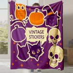 Couverture en violet avec des autocollants vintage Halloween, incluant des images de hibou, citrouille, chat noir et crâne.