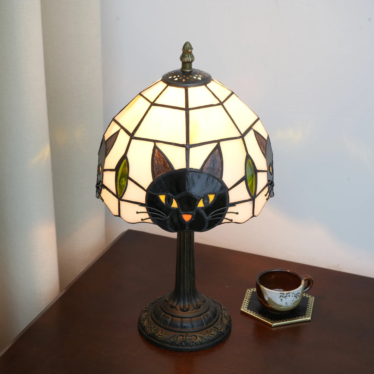 lampe table tiffany vitrail chat noir blanc contemporain interrupteur bouton stained glass