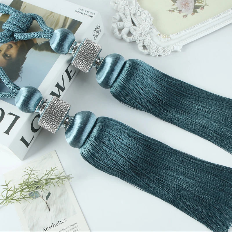 pompons rideaux modernes bleu doré rose attaches cordons élégants décoration salon