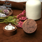 boîte bijoux bois foncé ronde gravure fleurs bagues boucles d'oreilles