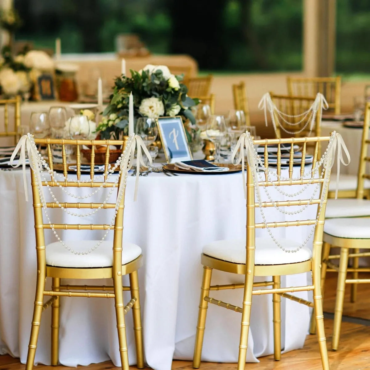 décorations mariage guirlandes satin blanc nacré or chaises allée festive élégantes classicampoises salopes