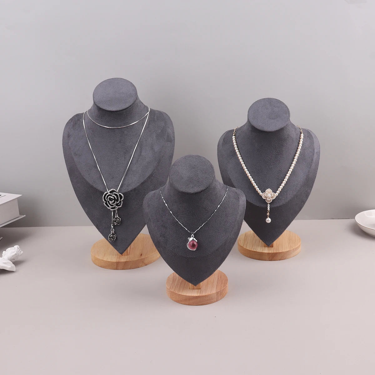 colliers modernes soie noir blanc vert cadre cuir bois affichage bijoux pendentifs cou