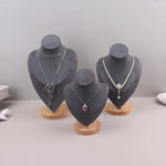 colliers modernes soie noir blanc vert cadre cuir bois affichage bijoux pendentifs cou