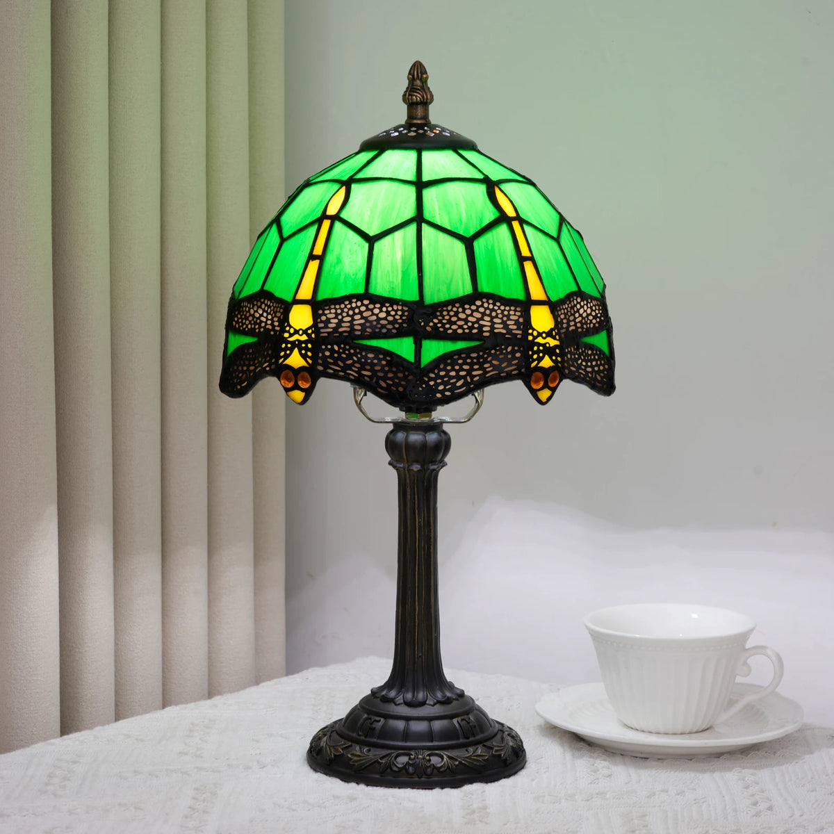 lampe table tiffany verre vert noir jaune libellules motif opalescent moderne chambre salon
