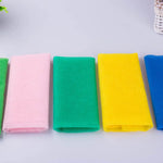 gants massage peau exfoliation tissu texture moderne bleu rose vibrant absorption rapide