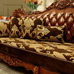 Ce canapé en cuir brun foncé avec des motifs dorés et des coussins à imprimé floral apporte une touche de luxe et d'élégance à la pièce.