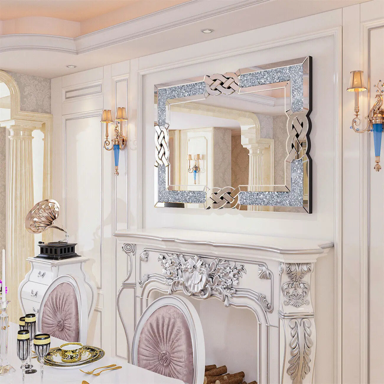 Un intérieur élégant et raffiné avec des meubles ornementés, un miroir décoratif et des accessoires de style vintage.