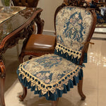 Ce siège ancien en bois sculpté est recouvert d'un motif floral bleu et beige élégant, rehaussé de dentelle dorée le long du dossier et du siège, conférant à cet ameublement un style raffiné et intemporel.