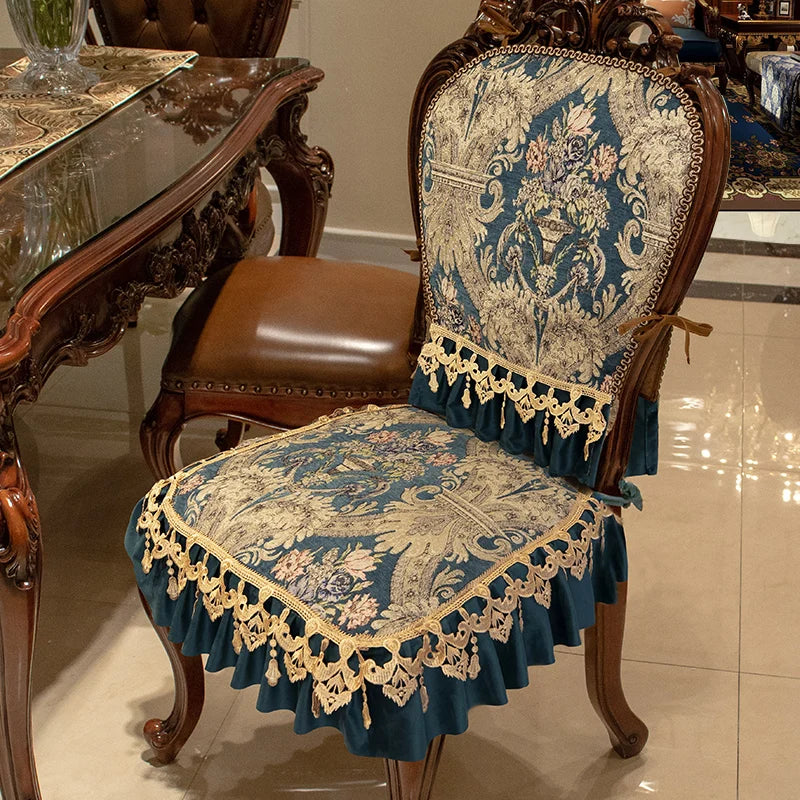 Ce siège ancien en bois sculpté est recouvert d'un motif floral bleu et beige élégant, rehaussé de dentelle dorée le long du dossier et du siège, conférant à cet ameublement un style raffiné et intemporel.