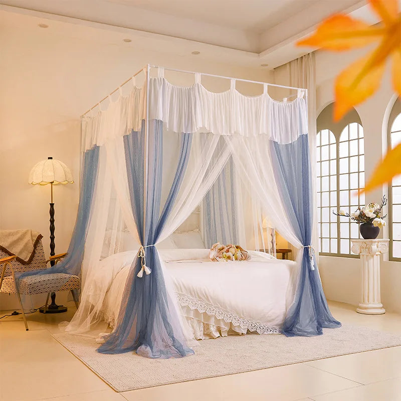 Élégante chambre à coucher avec un lit à baldaquin, des rideaux brodés et de beaux accessoires décoratifs, offrant une atmosphère romantique et apaisante.