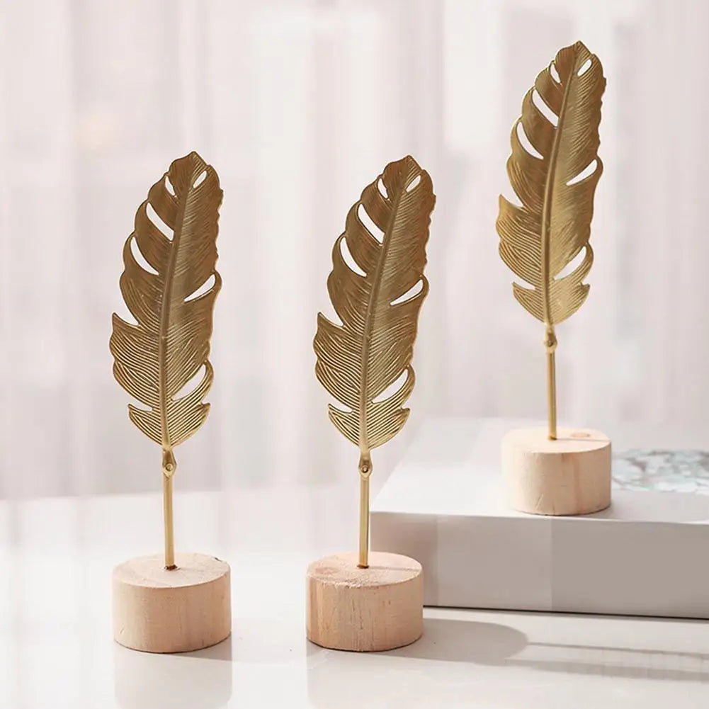plume dorée feuilles stylisées base bois décoration moderne minimalisteintérieur ornement chambre salon