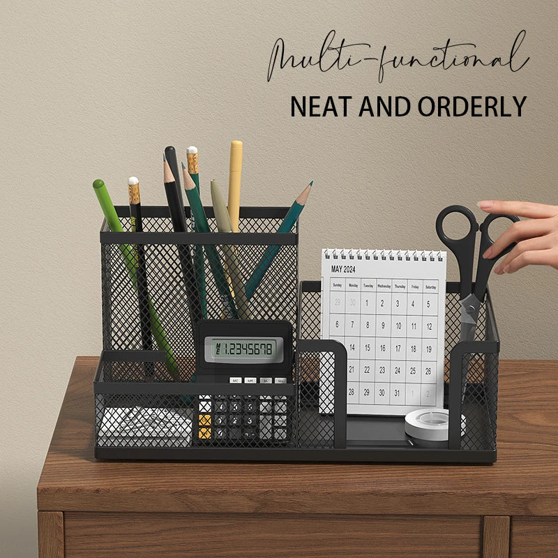 Organisateur rempli de stylos et accessoires de bureau