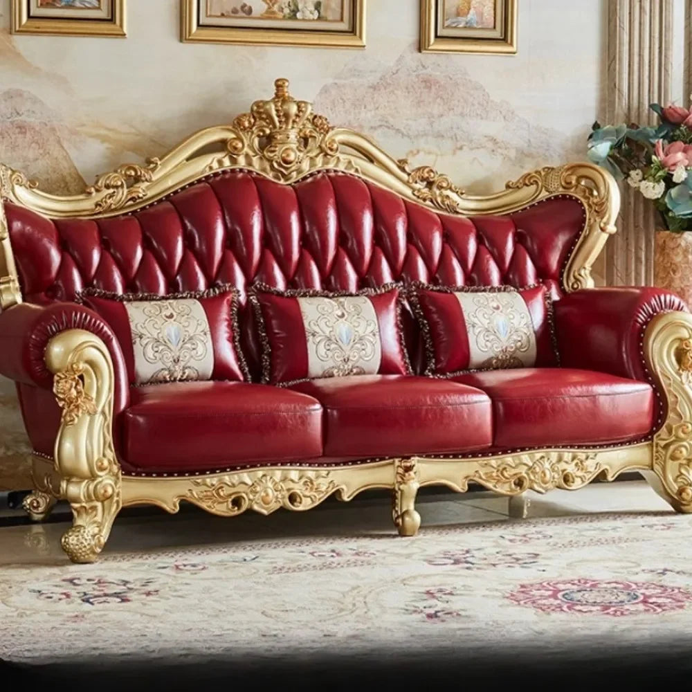 canapé sectionnel classique cuir rouge ornements dorés baroque coussins décoratifs minimaliste moderne
