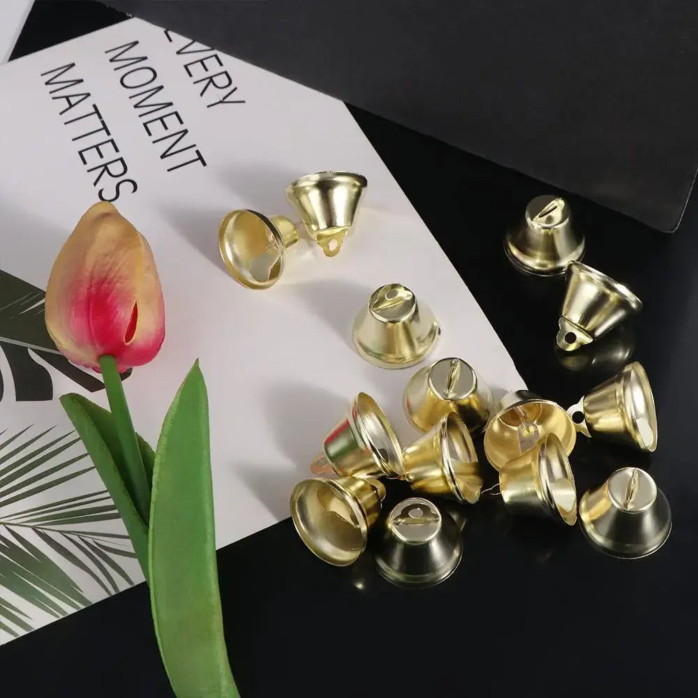 clochettes dorées cloches métal oreillettes artisanat diy noël différentes tailles carillon éoliennes miniatures jouets