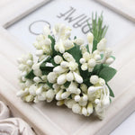 décoration intérieure bouquets artificiels fleurs boutons modernes variées feuilles vertes