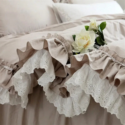 Housse de couette romantique en dentelle à volants blanc sur lit