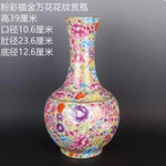 Magnifique vase en porcelaine décoré de fleurs colorées et d'ornements floraux.