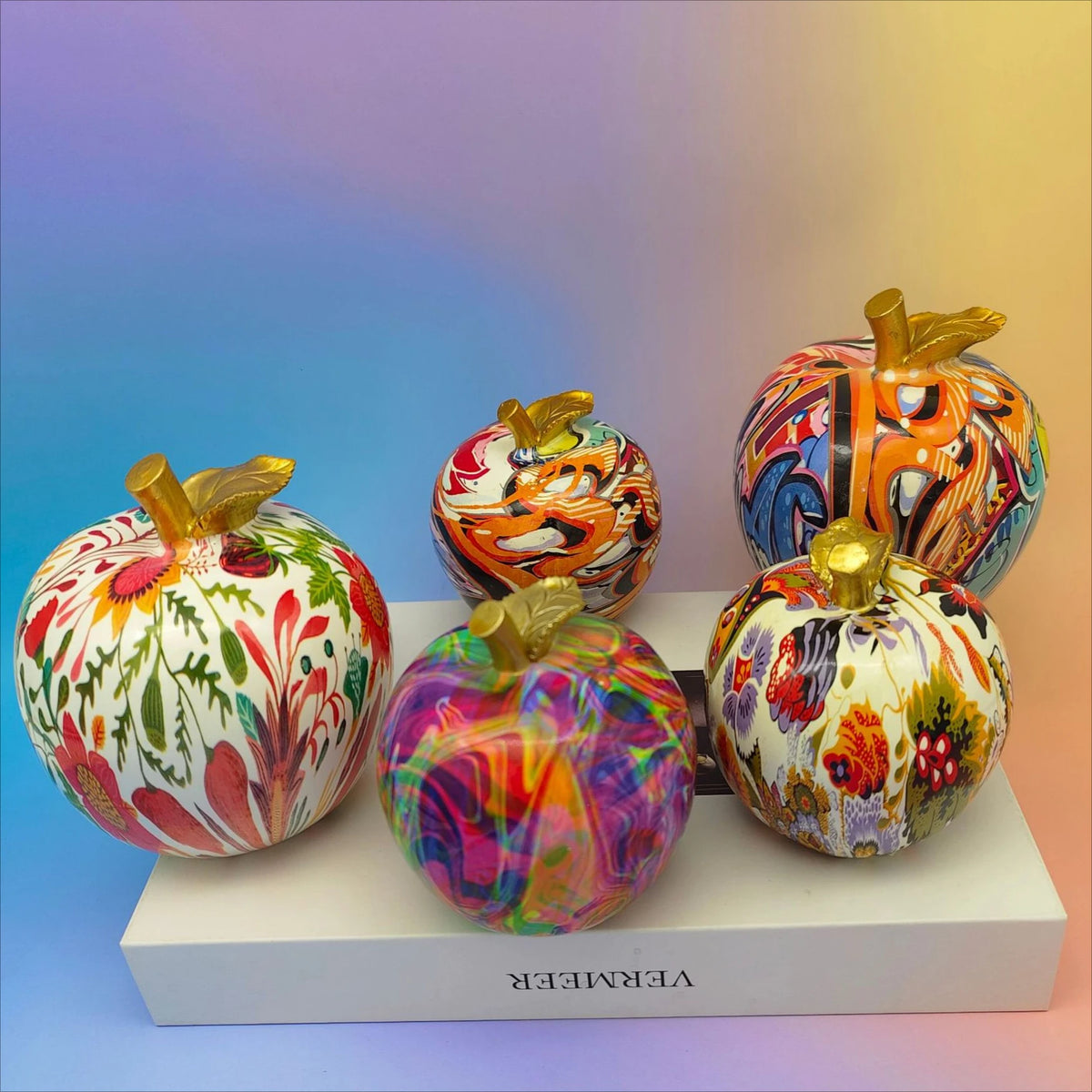 statue pomme multicolore motifs floraux abstraits résine décoration moderne contemporaine artisanale feuillette dorée