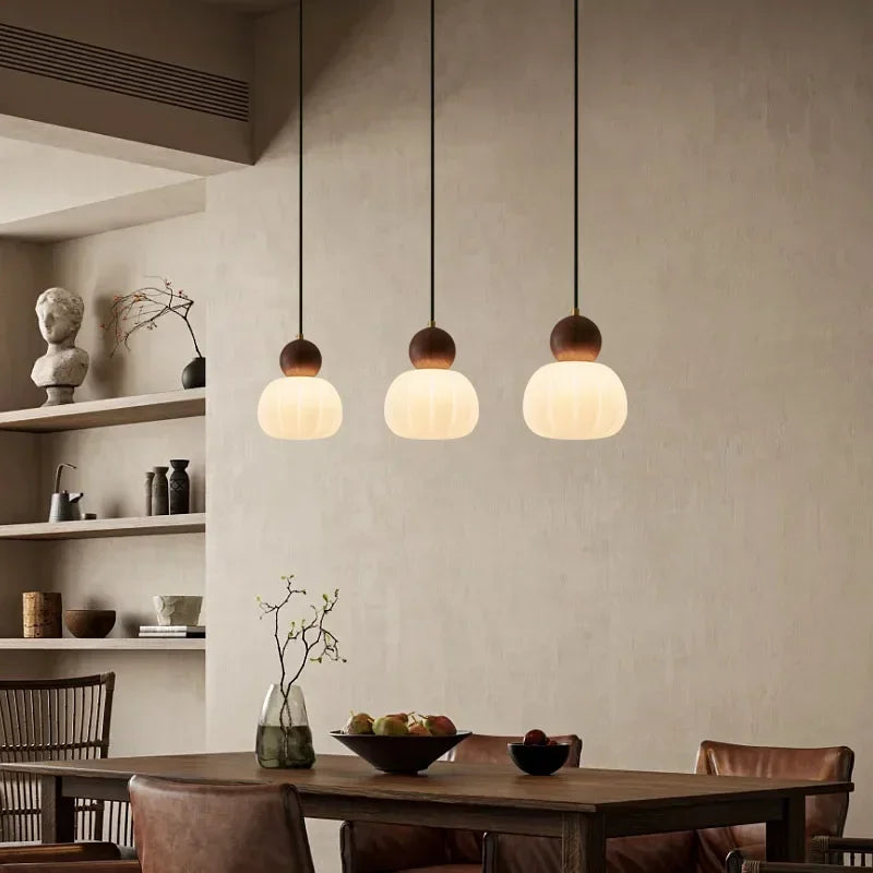 suspension lumineuse trois abatjour bois foncé blanc laiteux moderne minimaliste