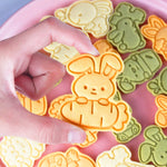 outils pâtisserie emporte pièces biscuits animaux dessin animé cartoon orange vert rose beige