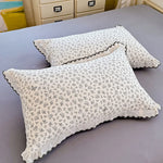 housse coussin léopard dentelle maison lit hospitalière polyester respectueux environnement classique romantique