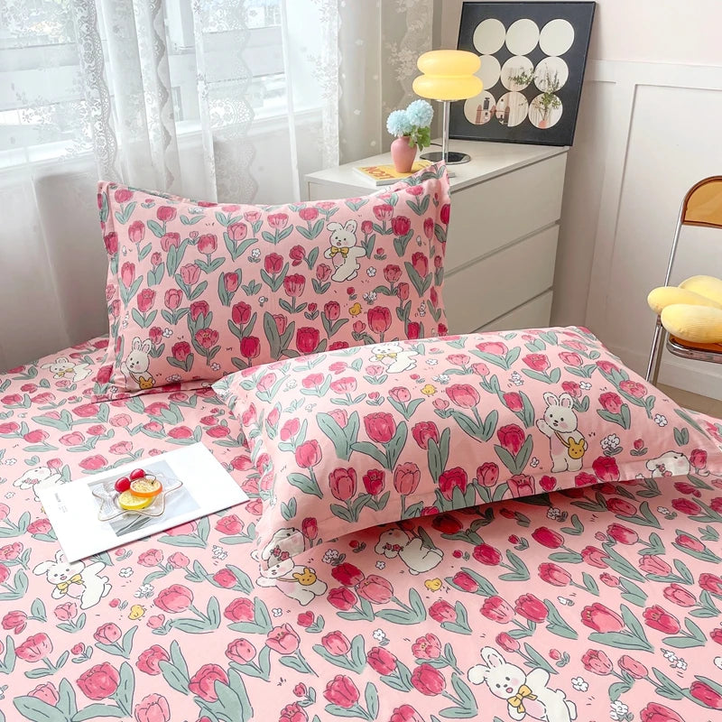 Une chambre aux motifs de tulipes et de lapins mignons, donnant une ambiance chaleureuse et accueillante.