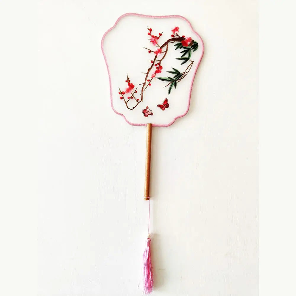 éventail traditionnel artisanal brodé fleurs oiseaux pompon poignée bois couleurs vivesbranches textiles soie bambou