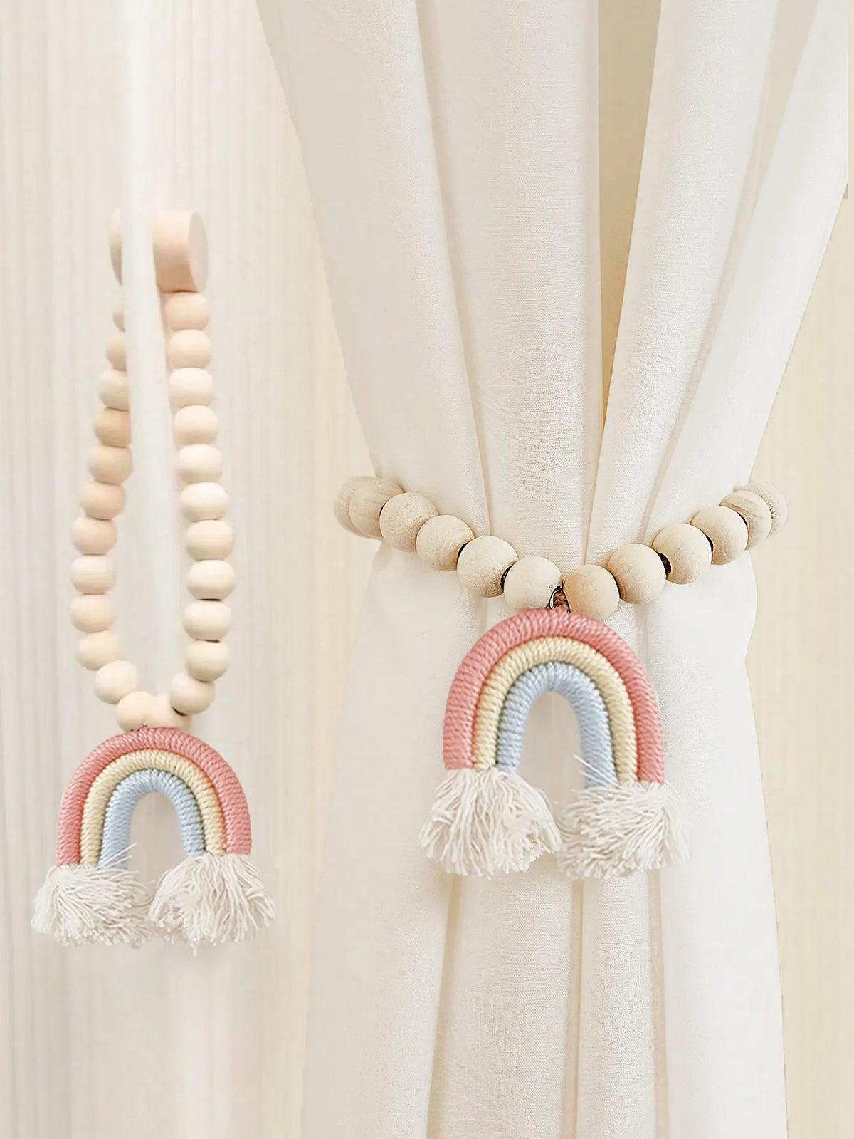 rideau boho chic arc ciel blanc pompons fenêtre maison hospitalité
