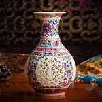 Un vase de style oriental décoré de motifs floraux et de perforations ornementales.