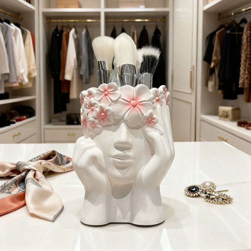 supports rangement pinceaux maquillage buste féminin fleurs décoratives miroirs palettes maquillage accessoires beauté salle