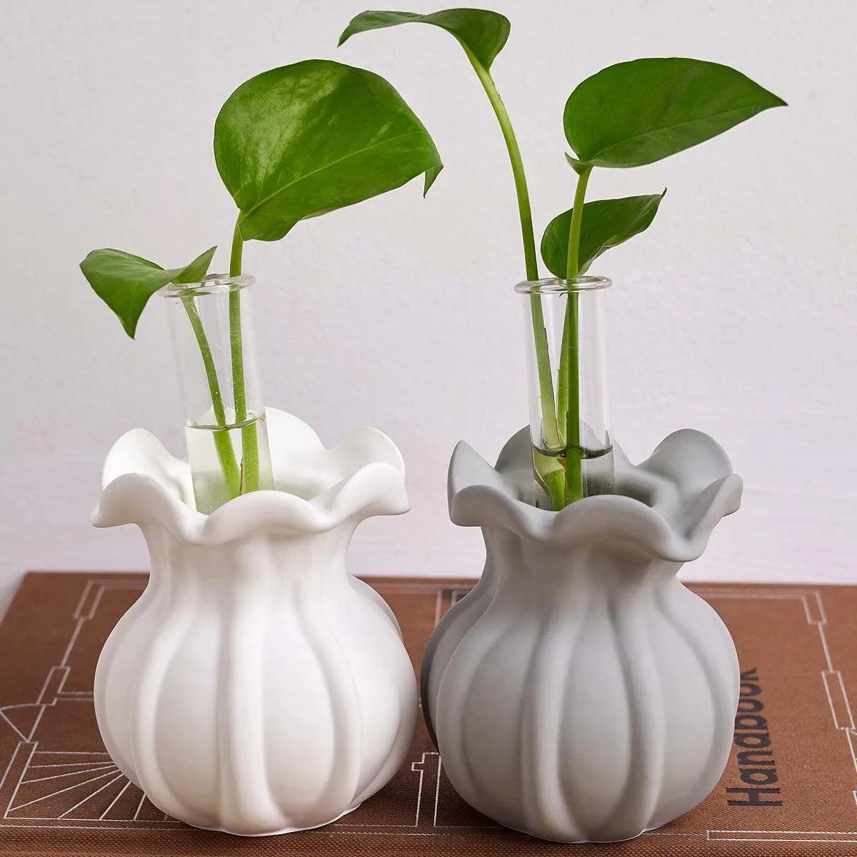 vases silicone gris blanc relief feuilles moderne élégant bougie fleurs séchées