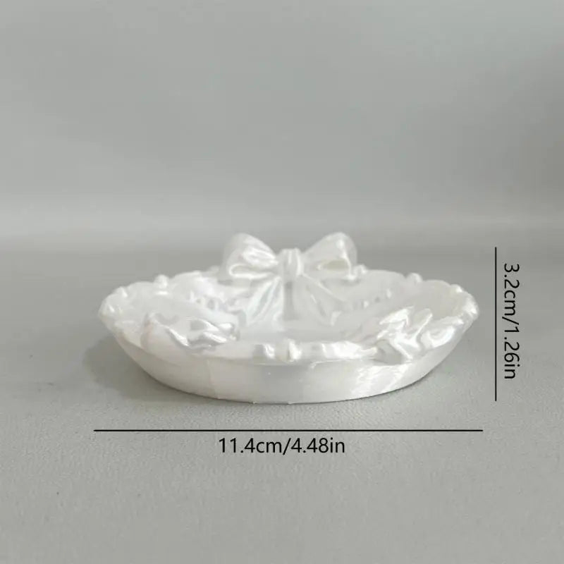 assiette exposant bijoux blanc roses sculptées classique romantique acrylique