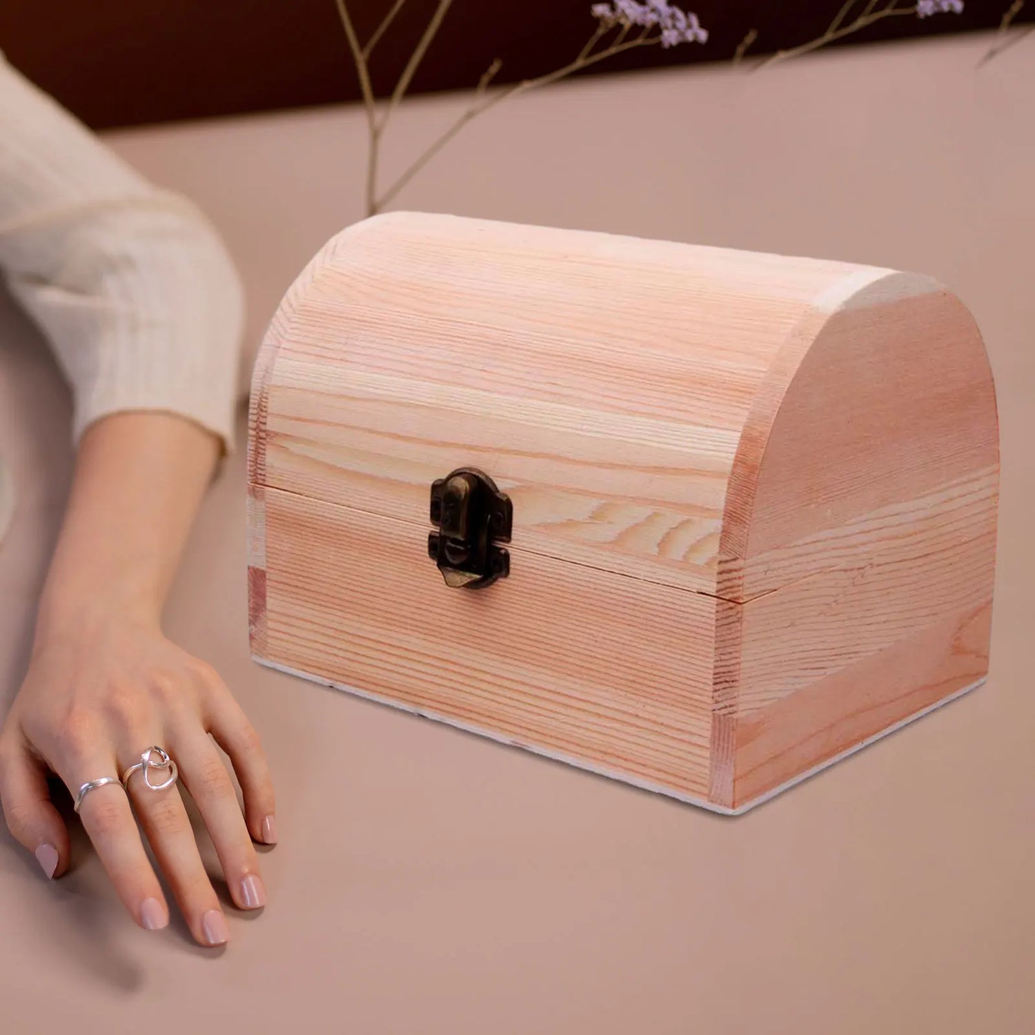 Coffre à bijoux en bois montrant la surface lisse prête à peindre