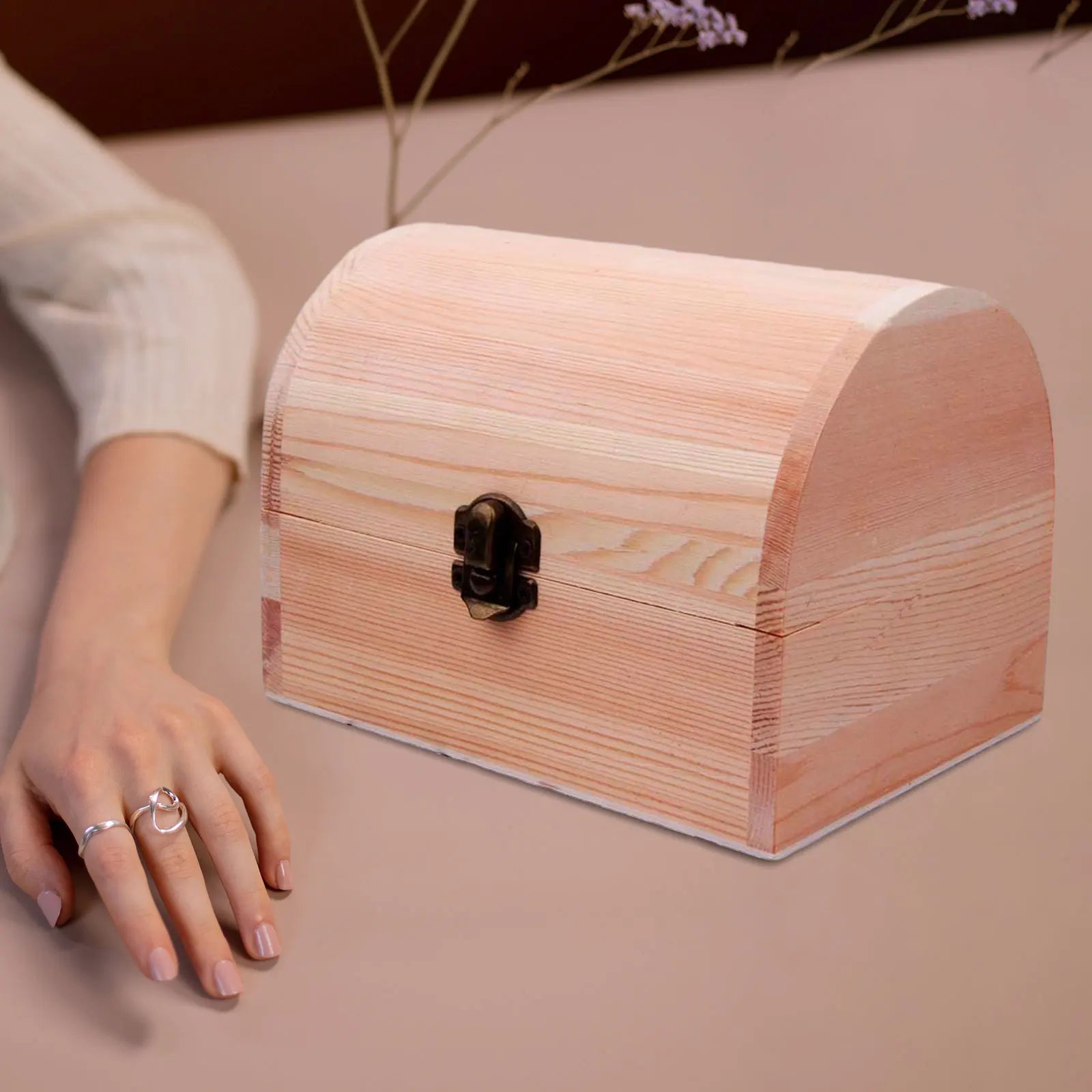 Coffre à bijoux en bois montrant la surface lisse prête à peindre