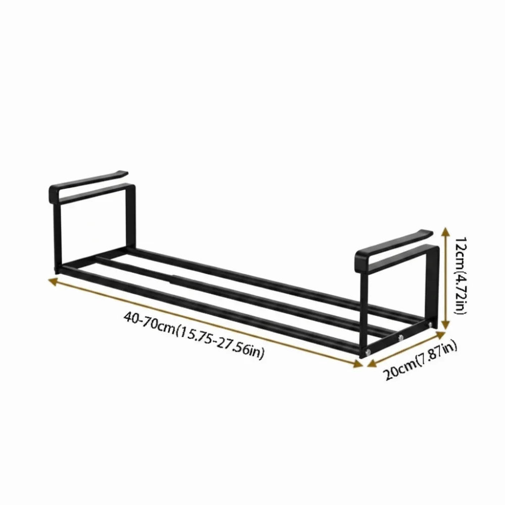 organisateur suspendu étagères métalliques barreaux horizontaux minimaliste blanc charbon serviettes vêtements pliés tasses casseroles