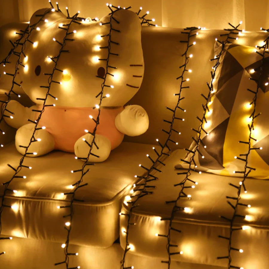 Guirlande lumineuse LED illuminant un jardin avec 8 modes d'éclairage