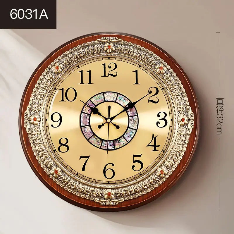 horloge murale bois massif aiguille quartz fond blanc motifs floraux reliefs dorés silent salon