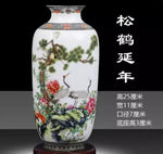 Vase en porcelaine décoré de grues, fleurs et paysage de montagne.