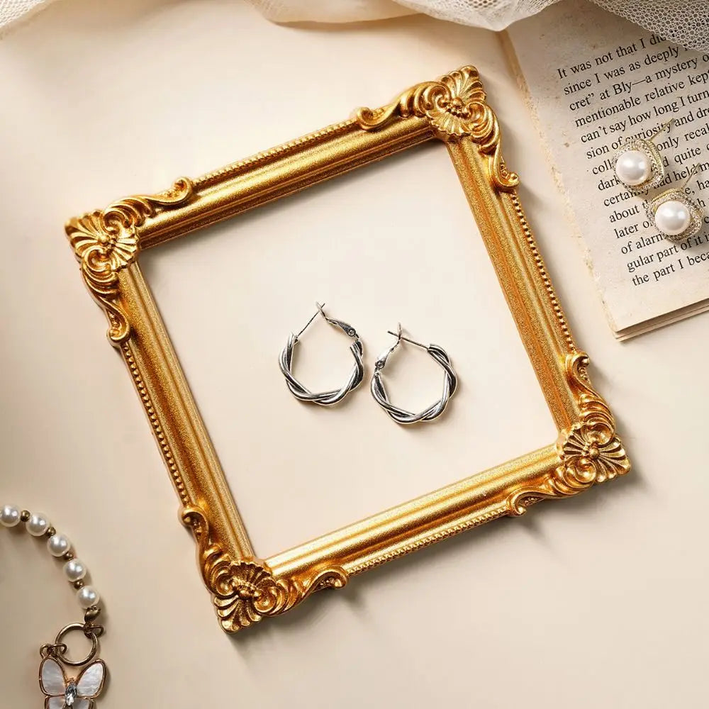 cadres dorés baroques ornements floraux boucles oreilles argentées photo mariage souvenir