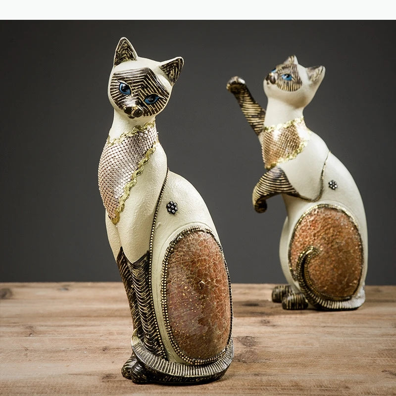 figurines chats decoratives blanc crème marron doré yeux bleus motifs texturés art asiatique ancien