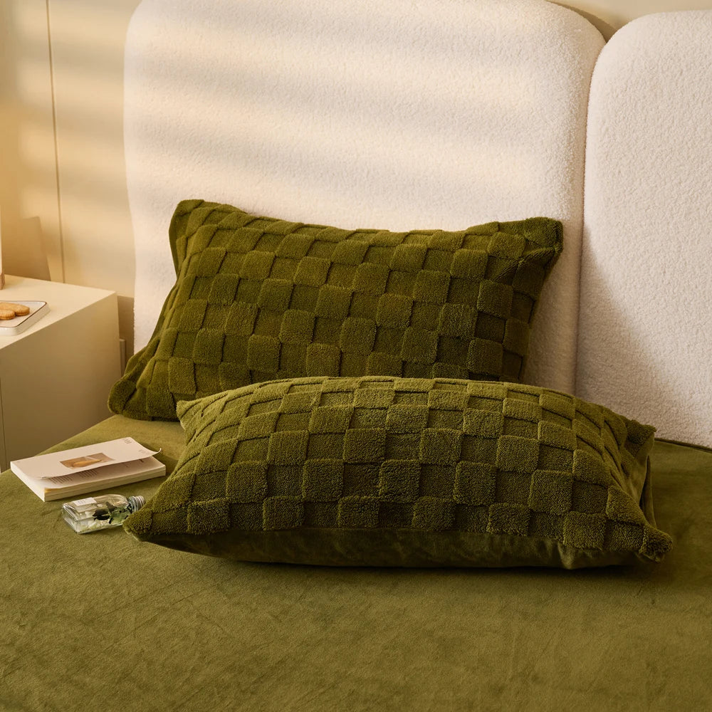 Housse de couette polaire en couleur bordeaux dans une chambre moderne