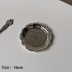 assiettes decoratives argent doré ornements floraux geometriques classiques table dessert bijoux